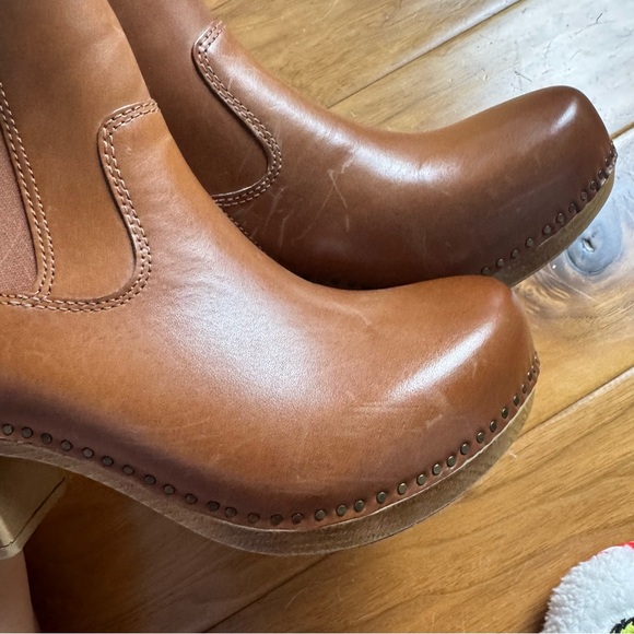 NWT Dansko Shayna Heeled Chelsea Boots
Leather Sz 38 (US 7,5-8) - Picture 8 of 14